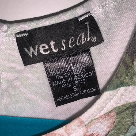 Super cute floral top with cutouts🌸 - Picture 6 of 7